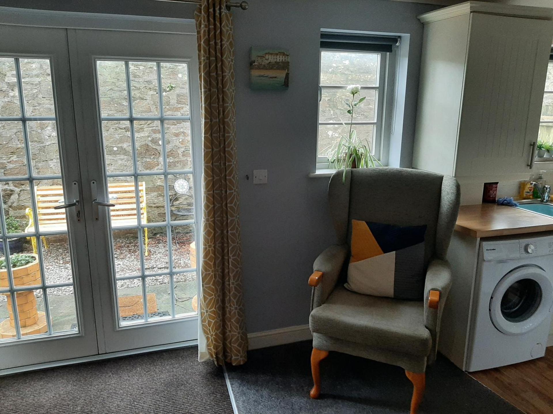 Cozy Courtyard Apt Explore & Relax Free Parking