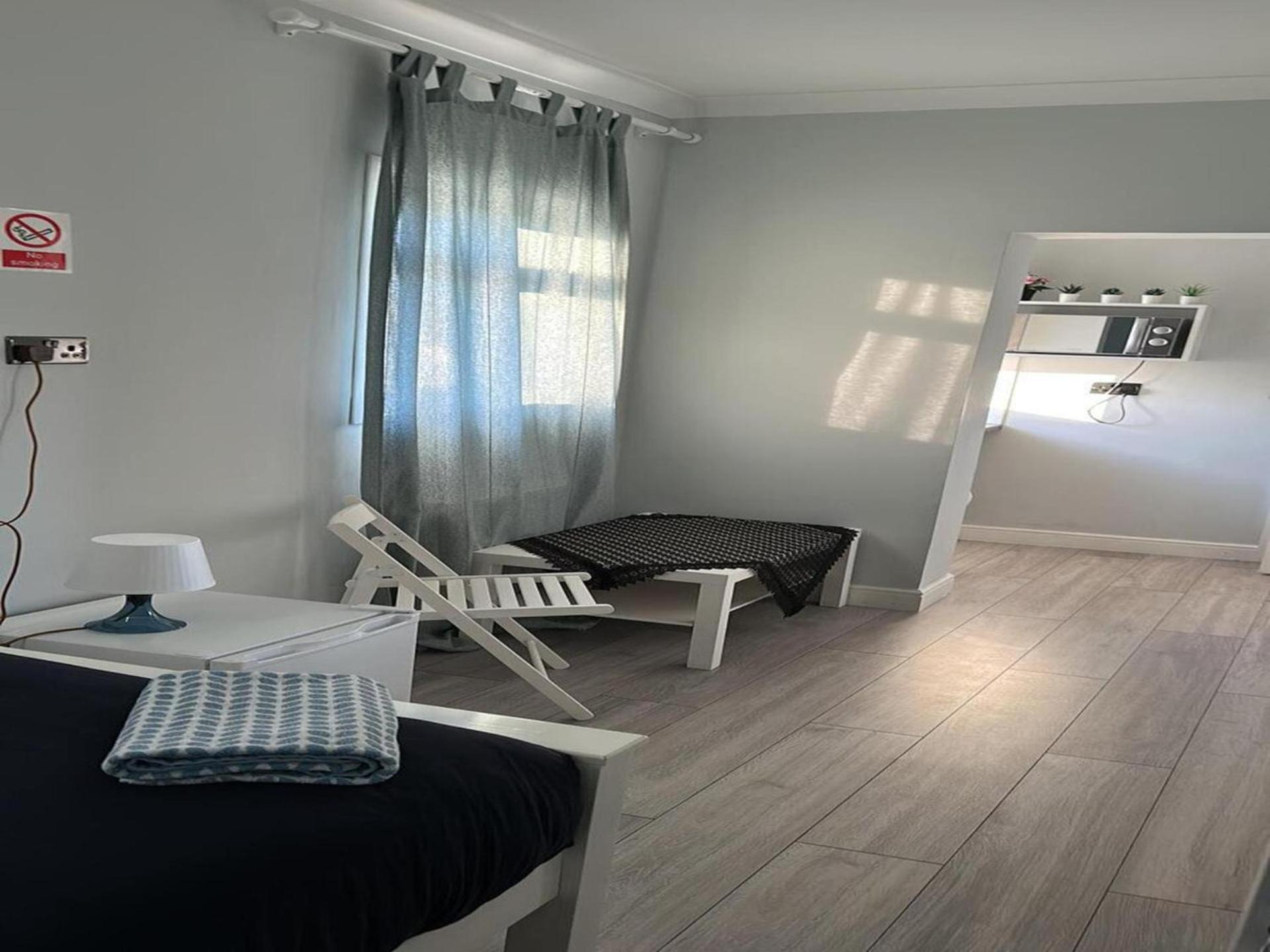 Studio - Sleeps 3 - Pet Friendly