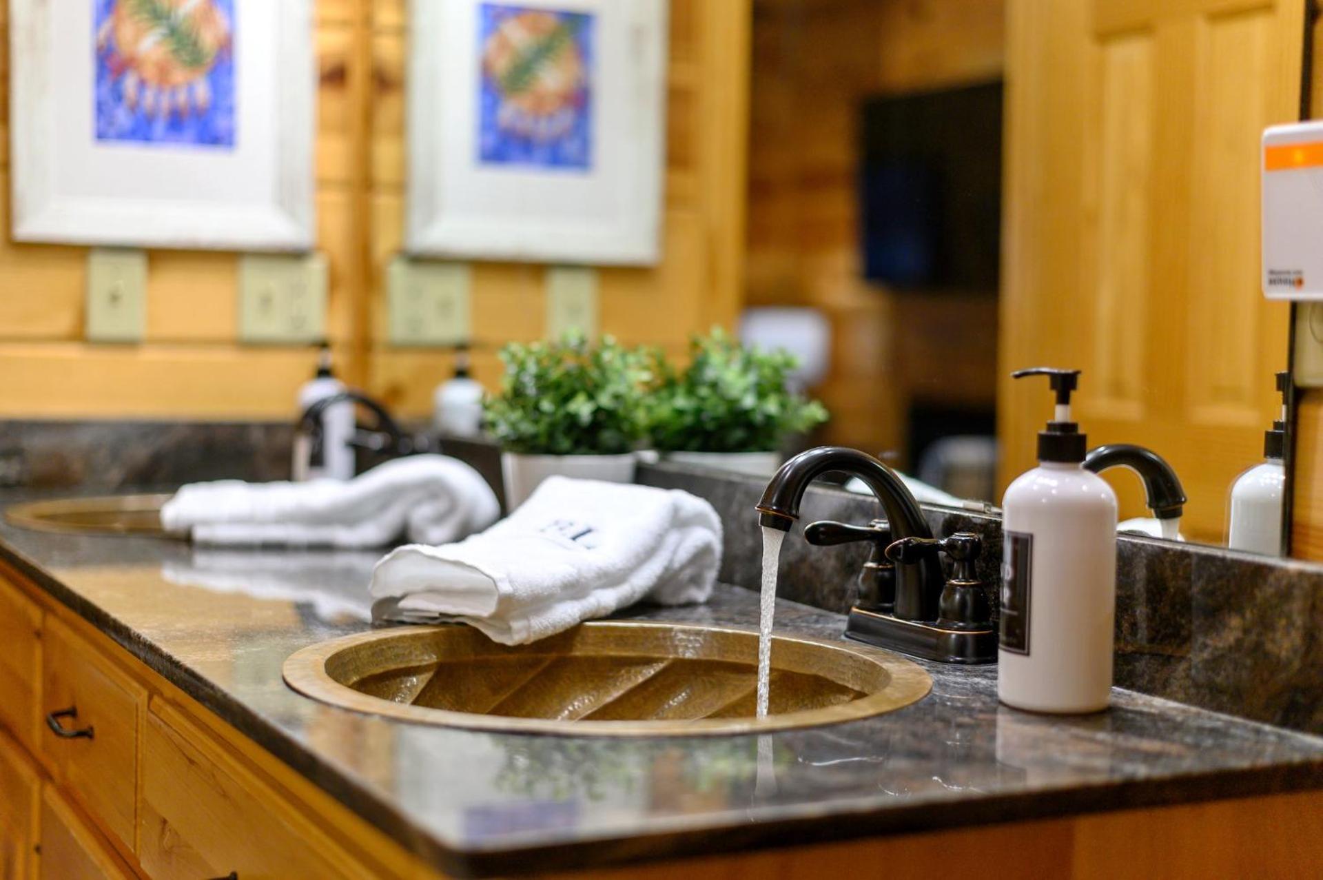 Bison Boot Lodge & Tipi - Hot Tub - Fireplace