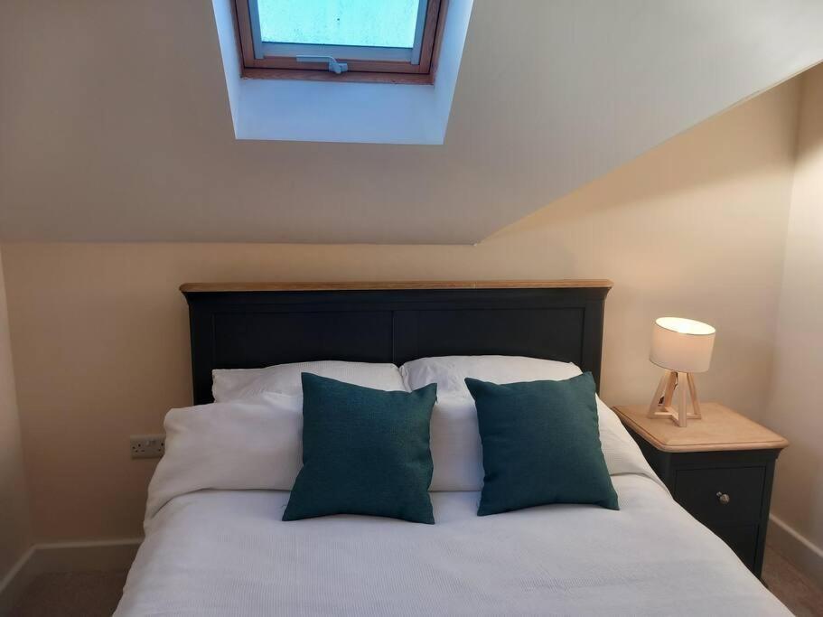 Roomy Penthouse 2 double bed apartment - Spacious - Central Beeston - Free secure parking -