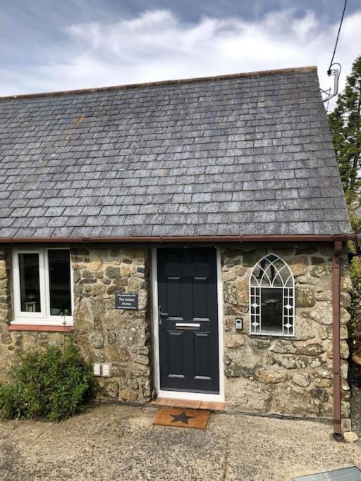 Delightful Artistic Granite Barn in Rural Hamlet