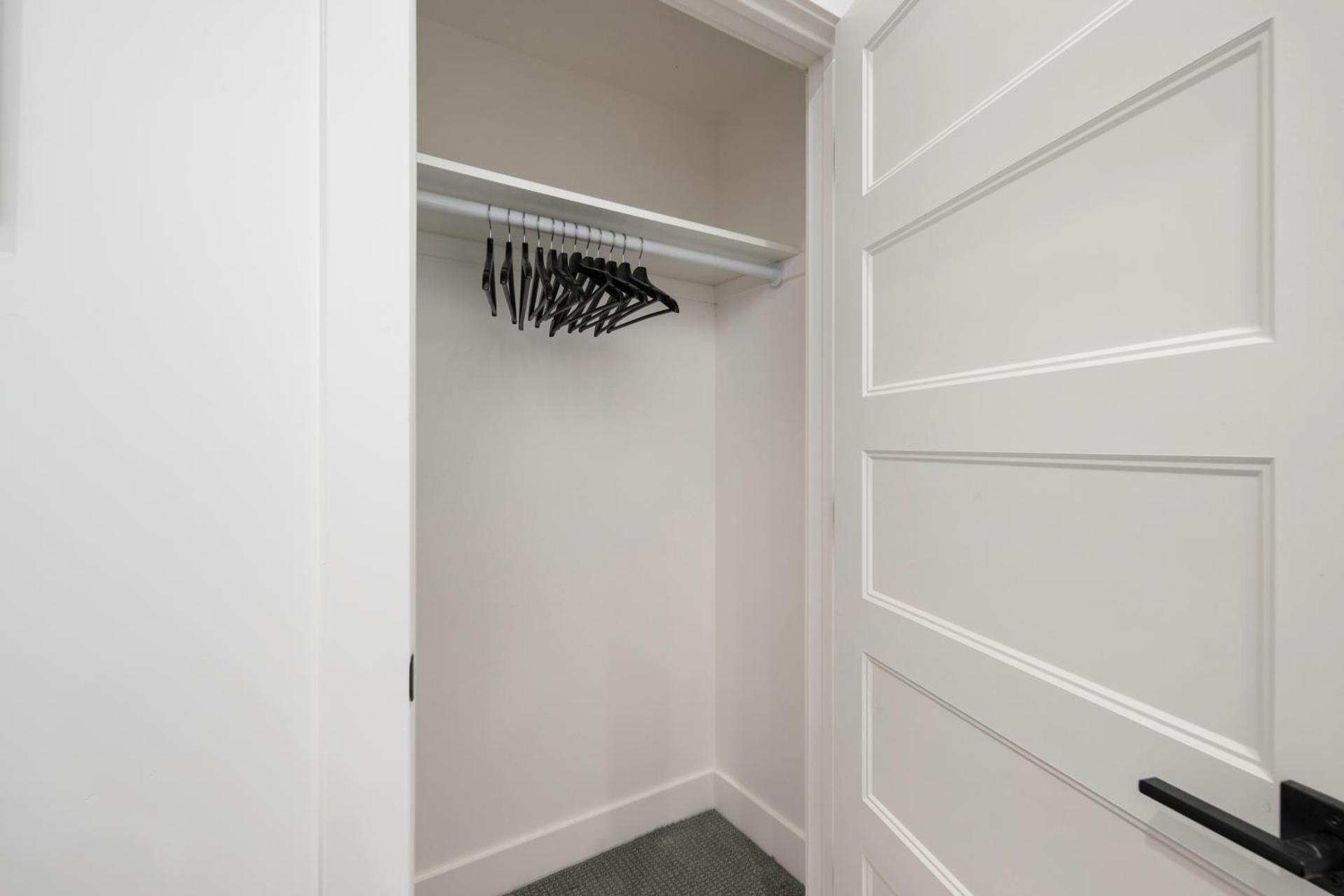 Light-Filled Modern Flat Near 25th Street Fun