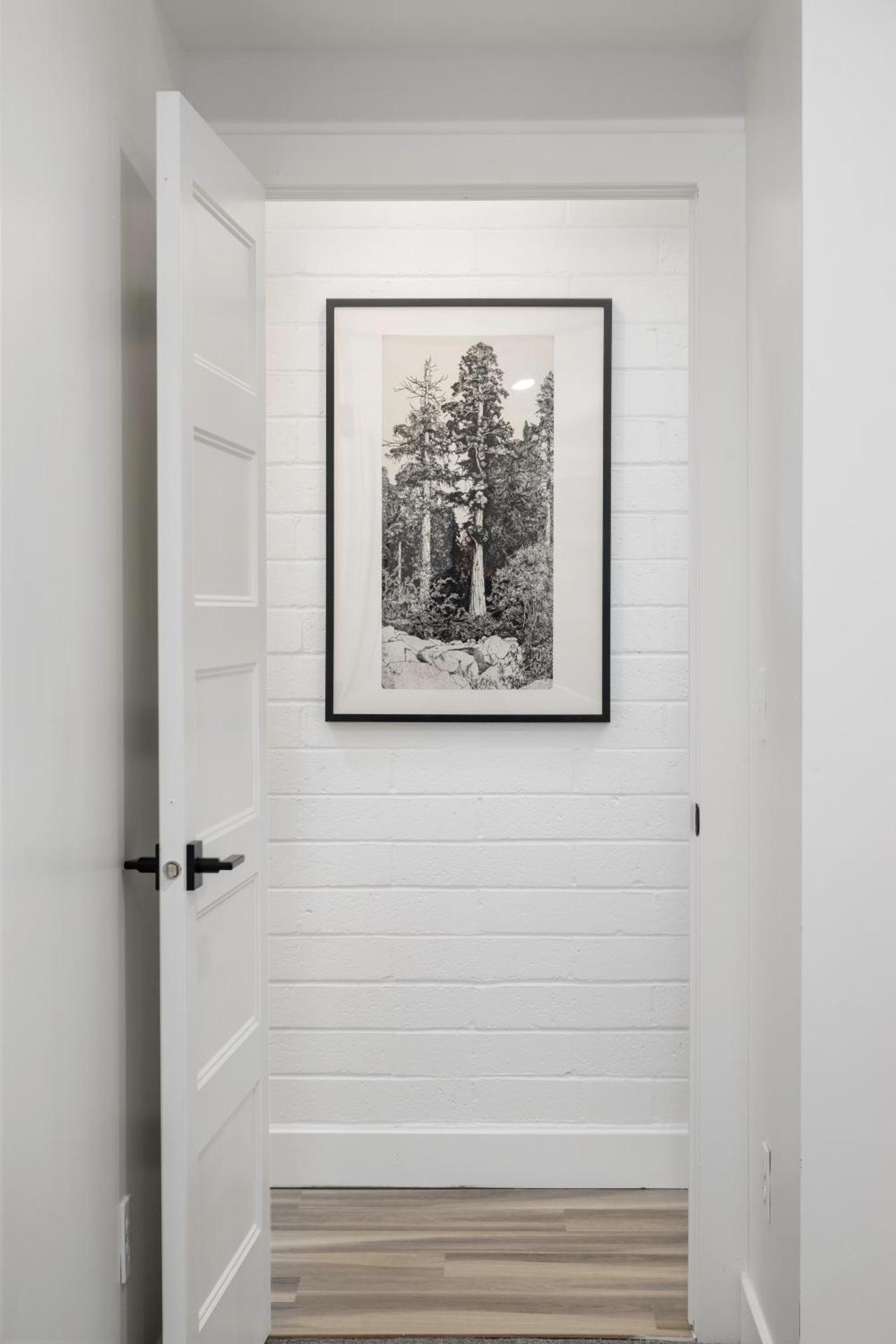 Light-Filled Modern Flat Near 25th Street Fun