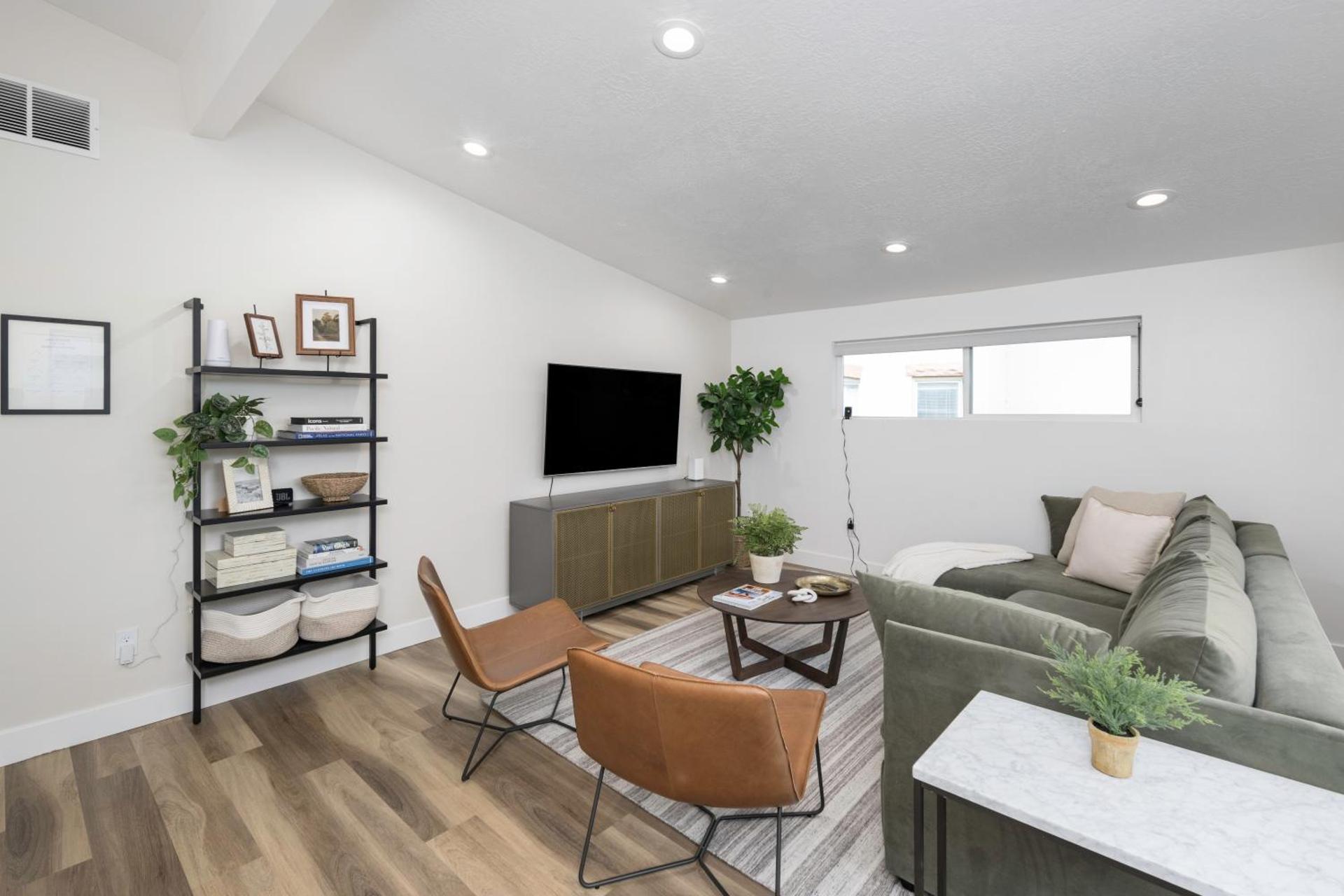 Light-Filled Modern Flat Near 25th Street Fun