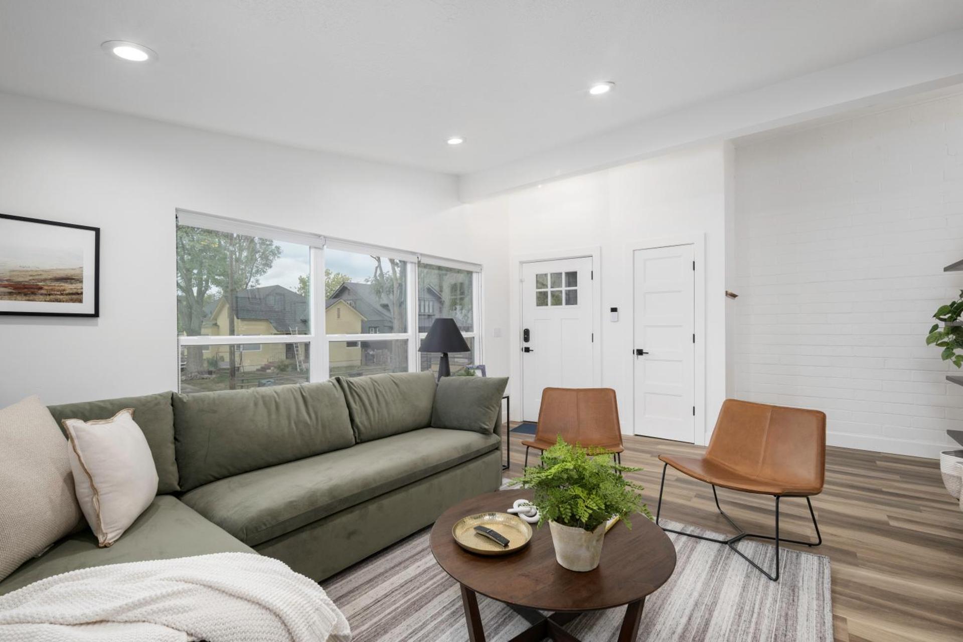 Light-Filled Modern Flat Near 25th Street Fun