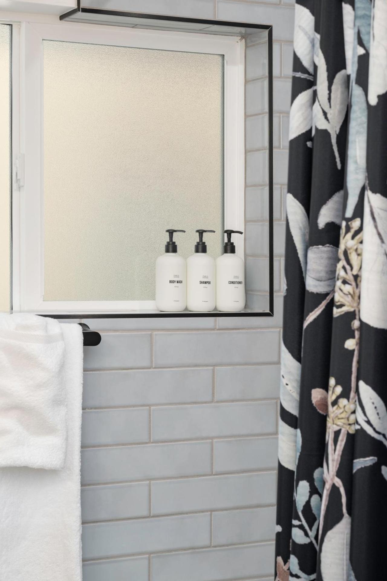 Light-Filled Modern Flat Near 25th Street Fun