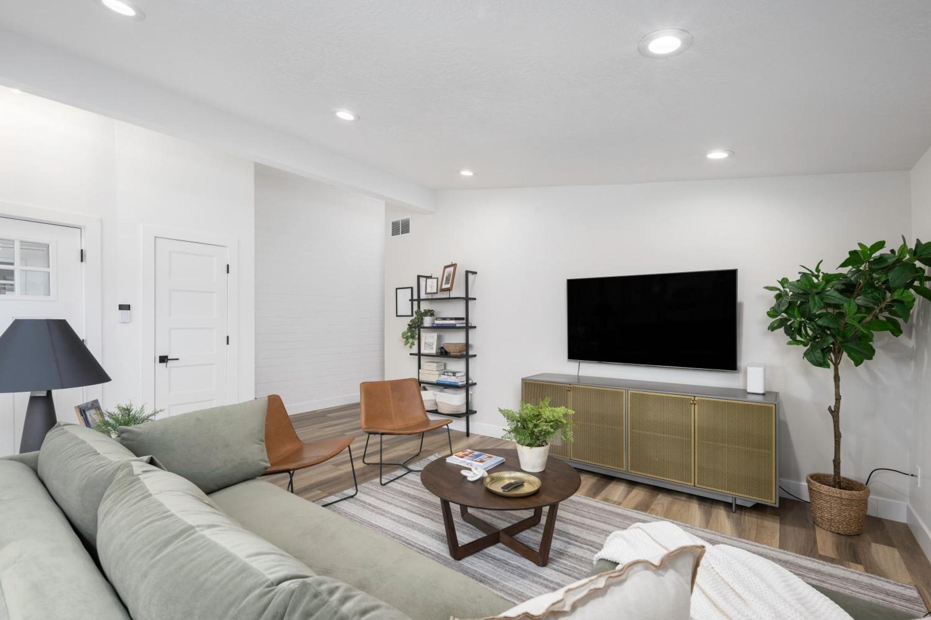 Light-Filled Modern Flat Near 25th Street Fun