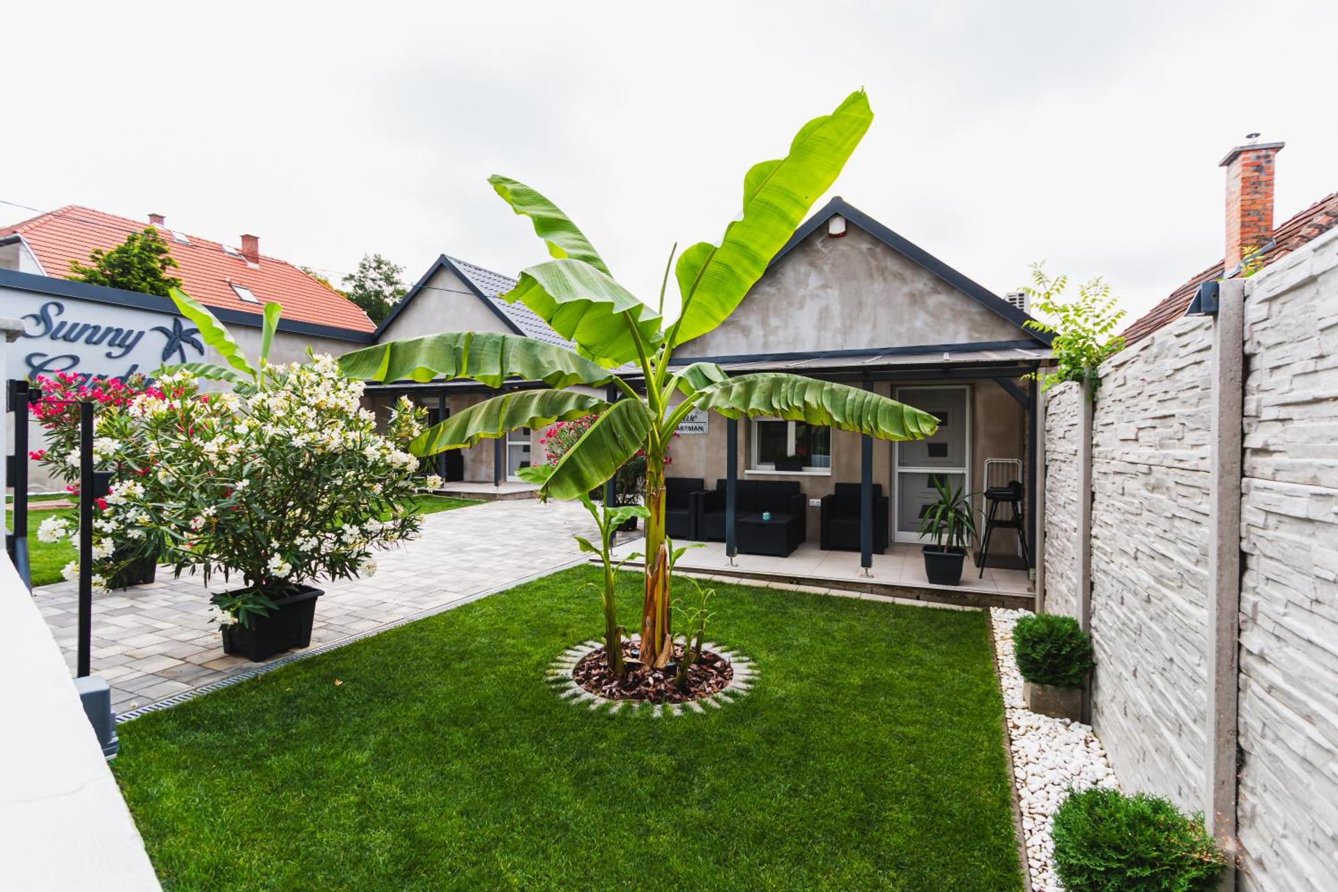 Sunny Garden Apartment