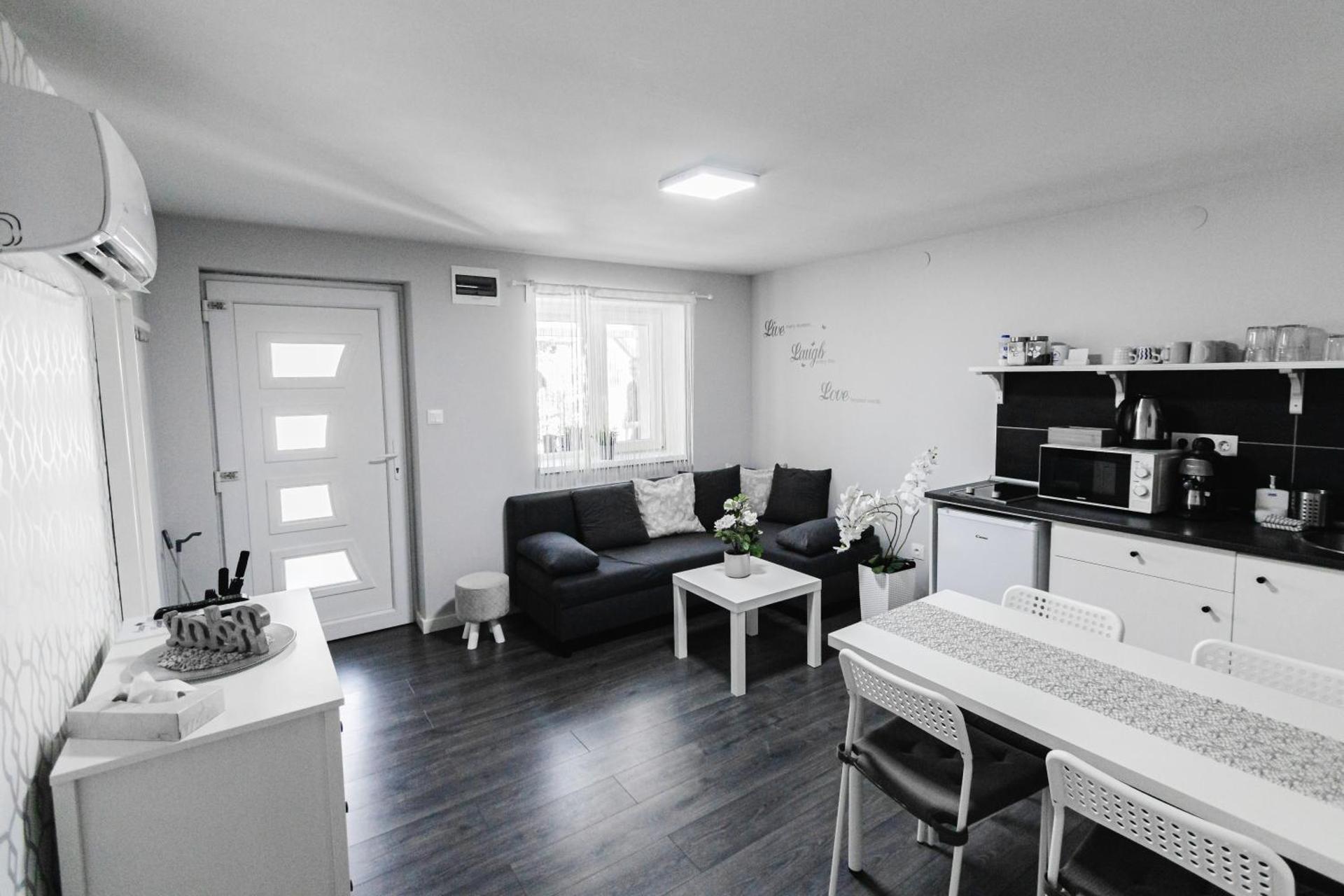 Sunny Garden Apartment