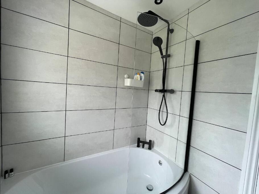 Modern 3 bedroom home, close to City Centre and Peak District