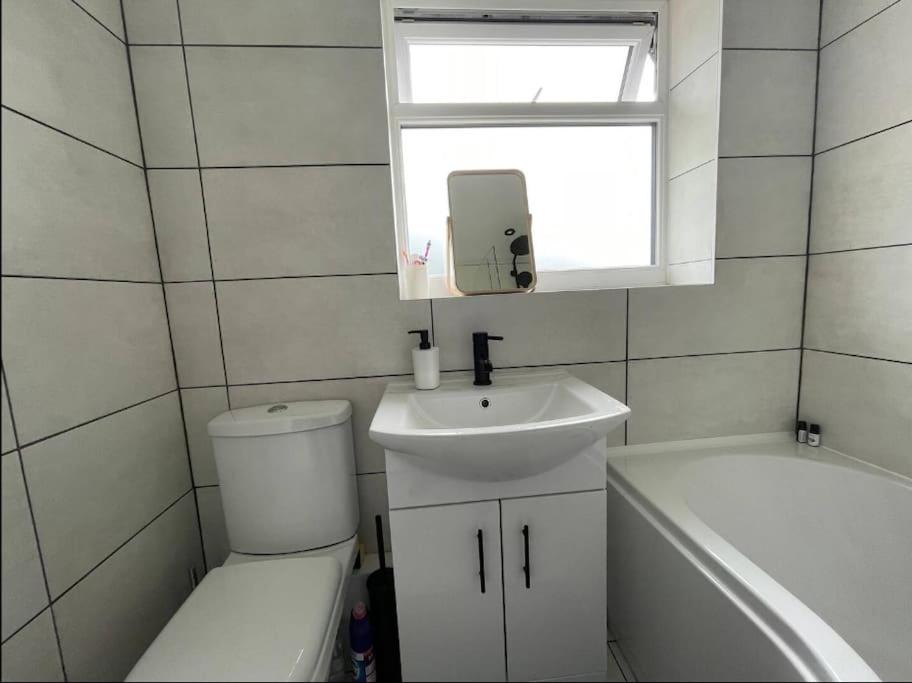 Modern 3 bedroom home, close to City Centre and Peak District