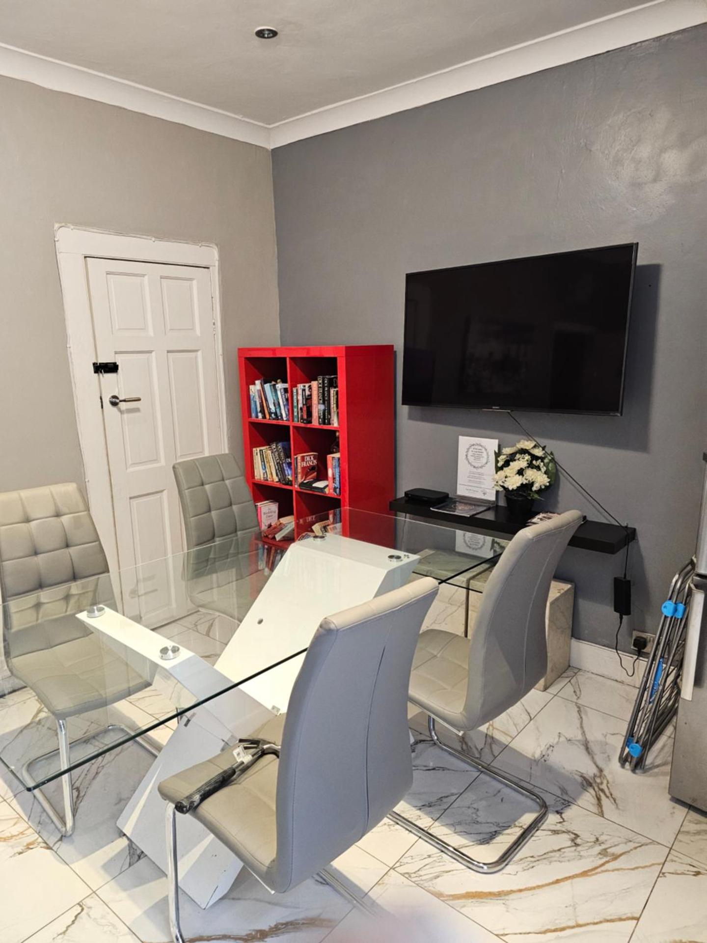 Communal lounge/ TV room