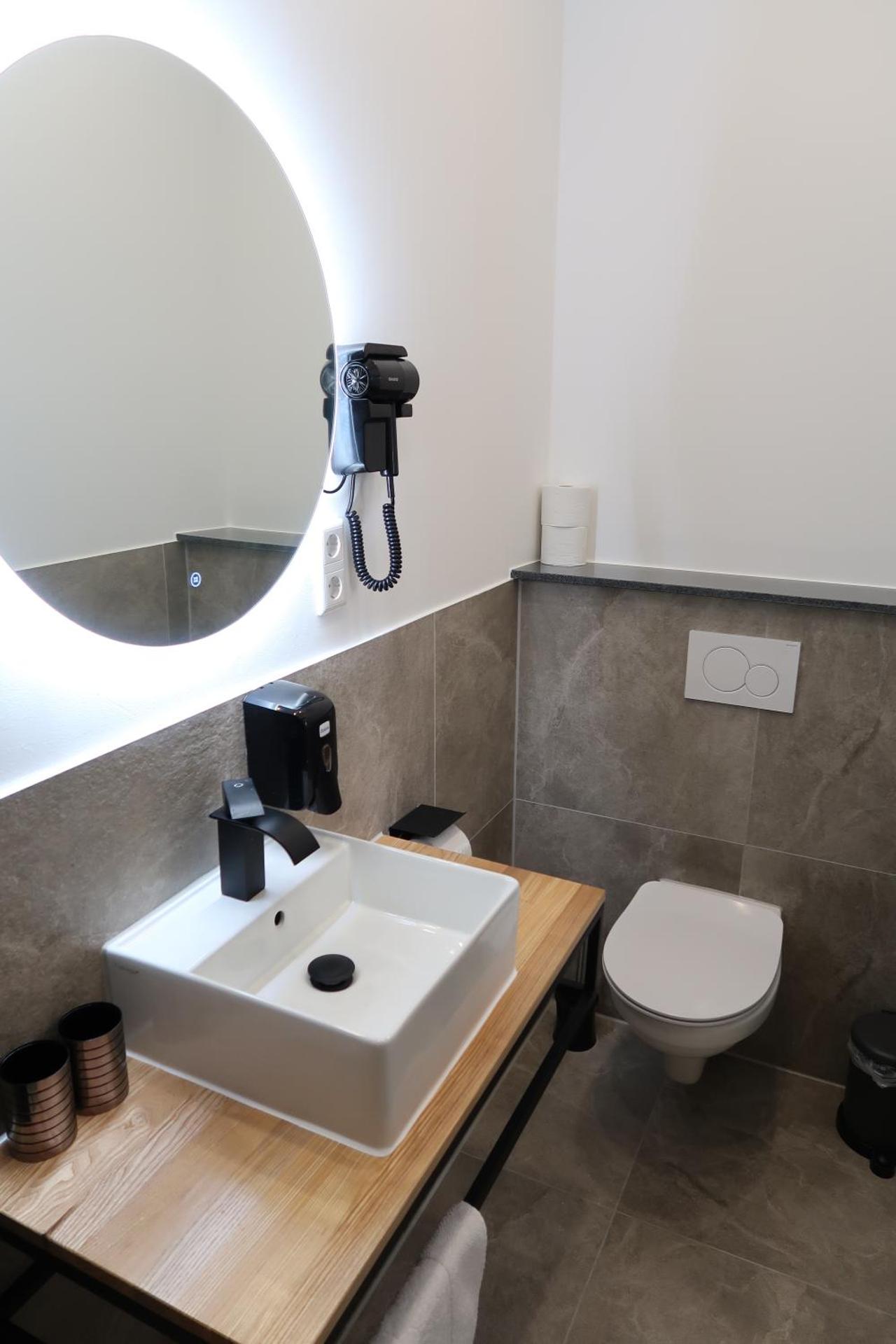 TOKA ROOMS - an der Regiobahn