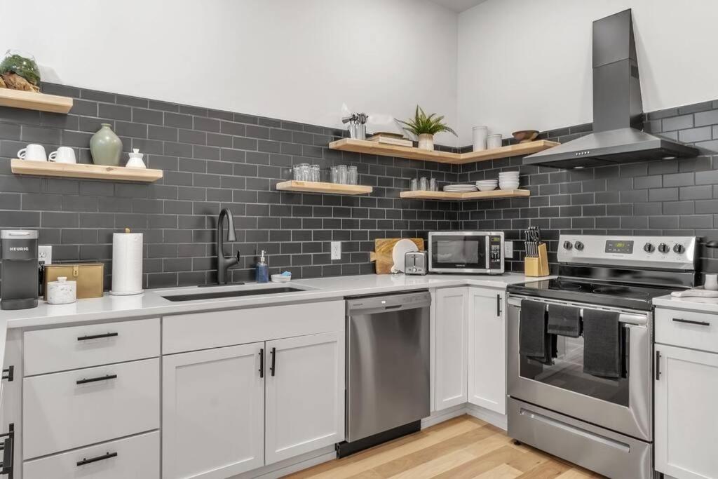 Carriage House Loft - King Bed and Garage Parking