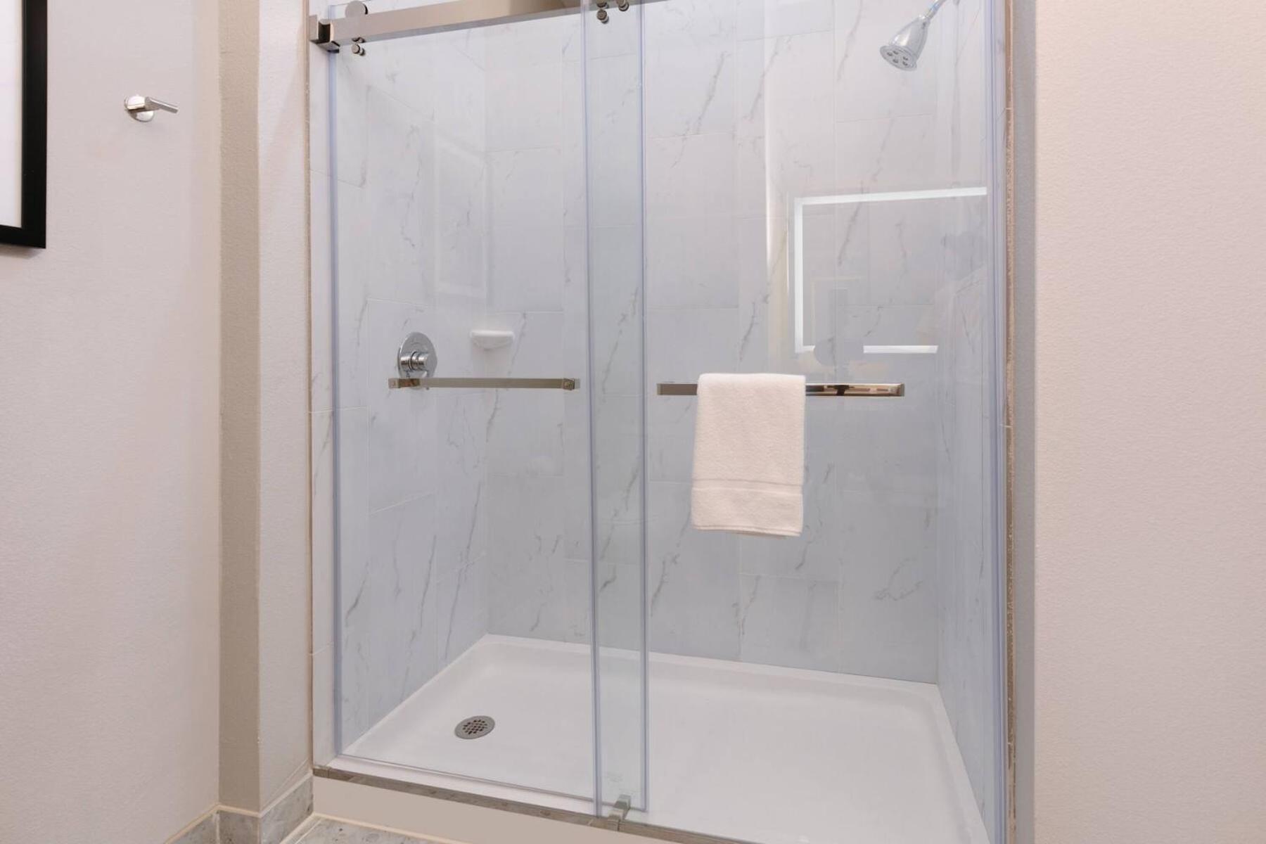 King Room with Mobility Access and Bathtub with Grab Bars, Non-Smoking