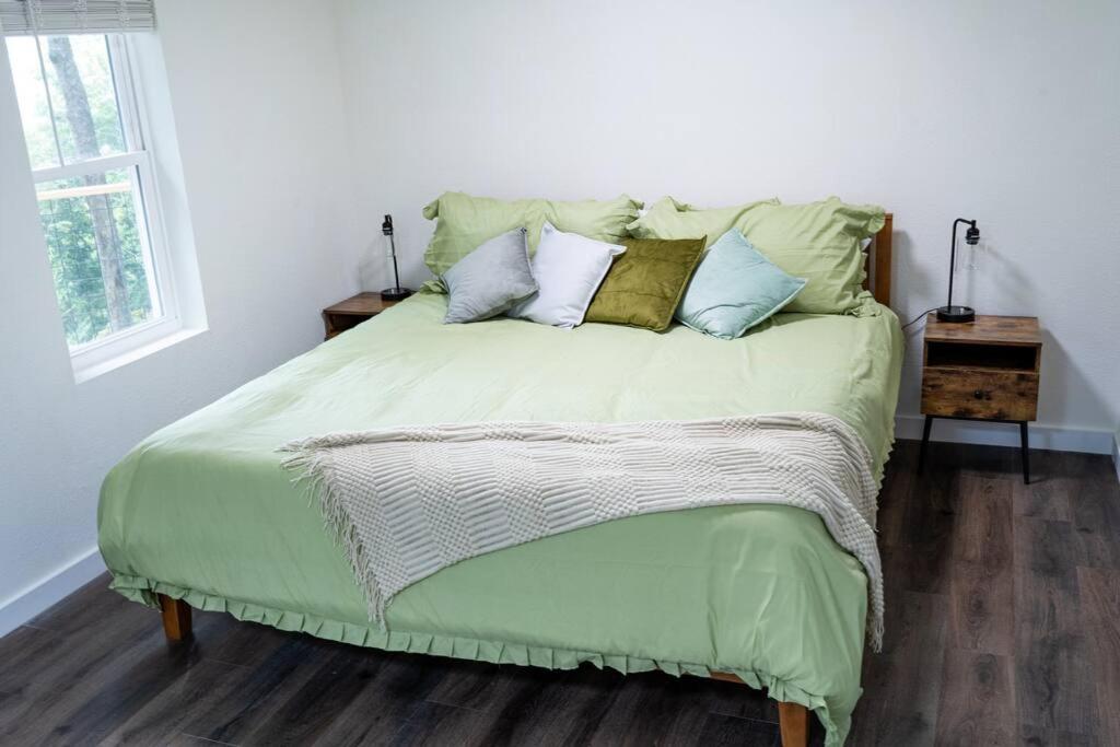 Modern Mountain Cabin - Spectacular Views at 3100 ft