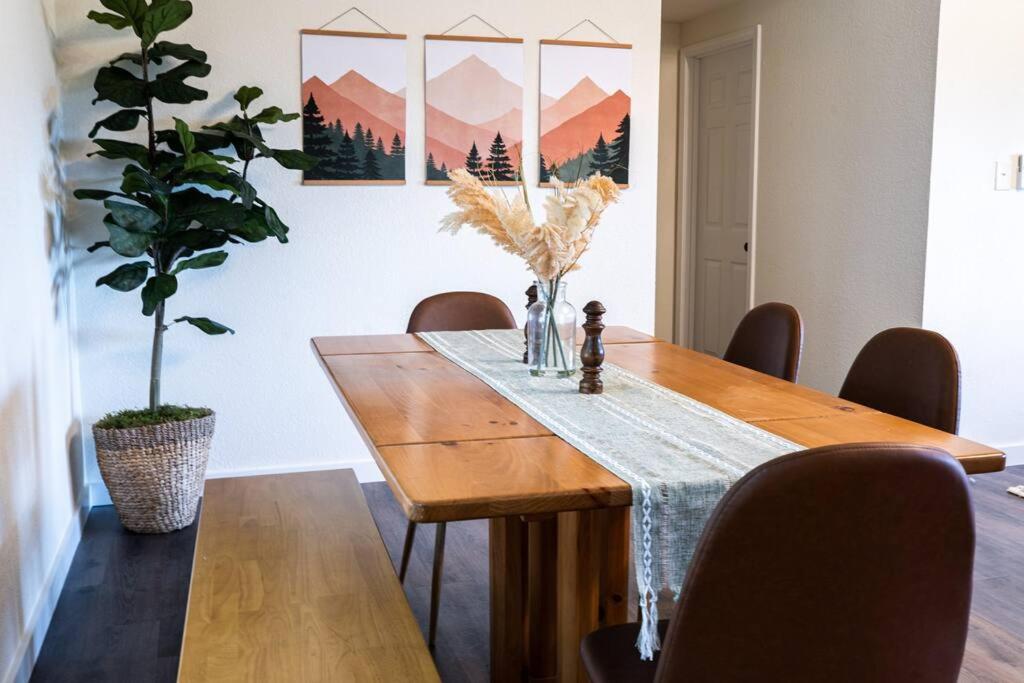 Modern Mountain Cabin - Spectacular Views at 3100 ft