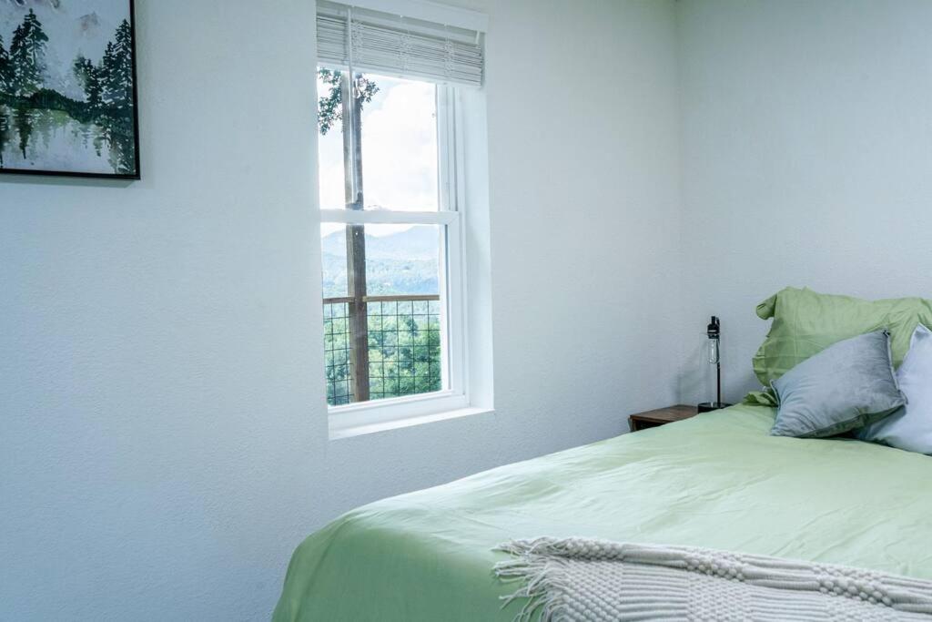 Modern Mountain Cabin - Spectacular Views at 3100 ft