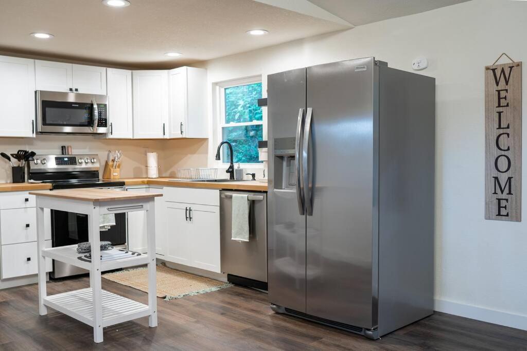 Modern Mountain Cabin - Spectacular Views at 3100 ft