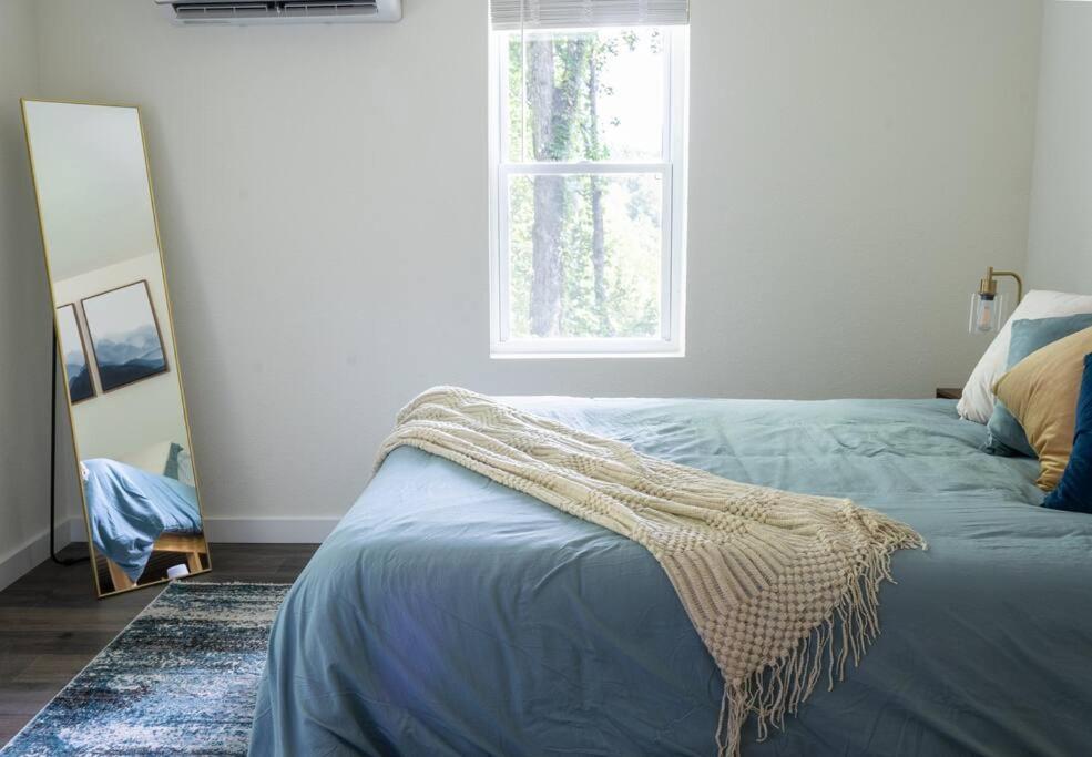 Modern Mountain Cabin - Spectacular Views at 3100 ft