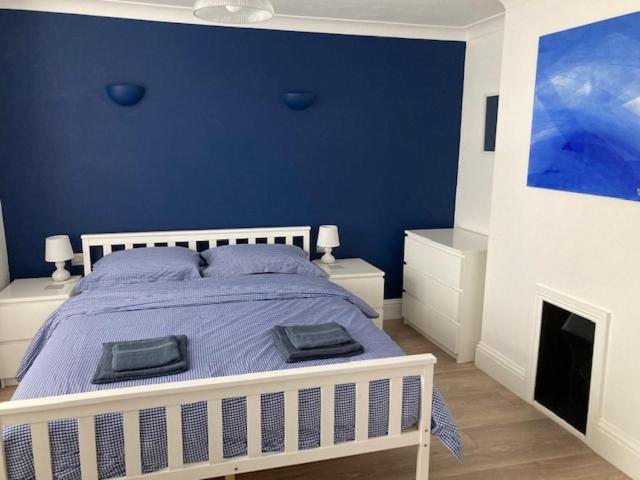 Highcliffe Apartment with Parking