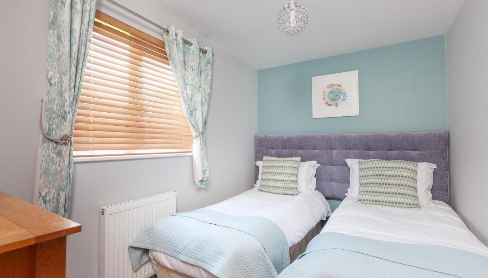 KingFisher Hot Tub & log Burner house on Premium lakeside with Resort Facilities