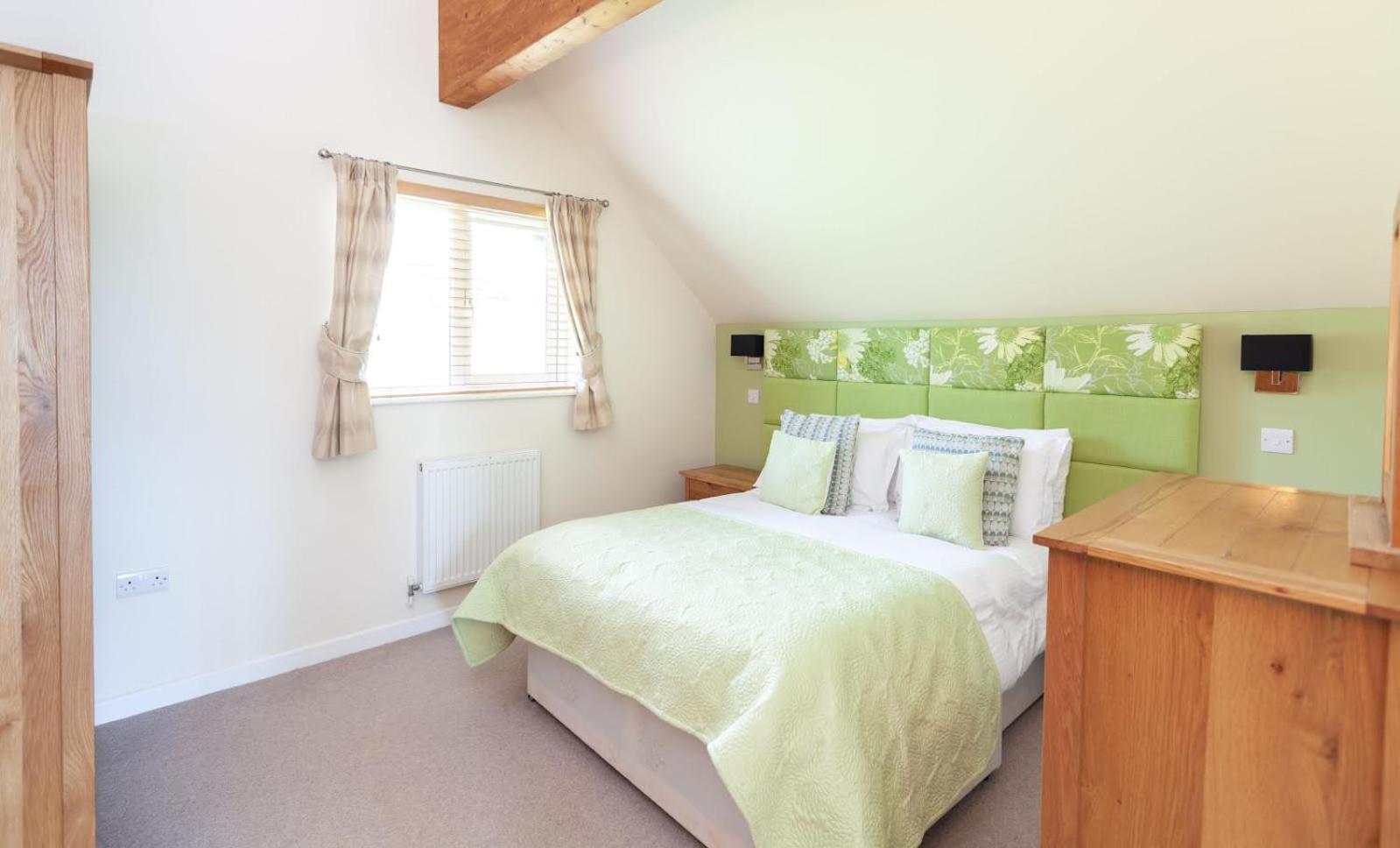 KingFisher Hot Tub & log Burner house on Premium lakeside with Resort Facilities