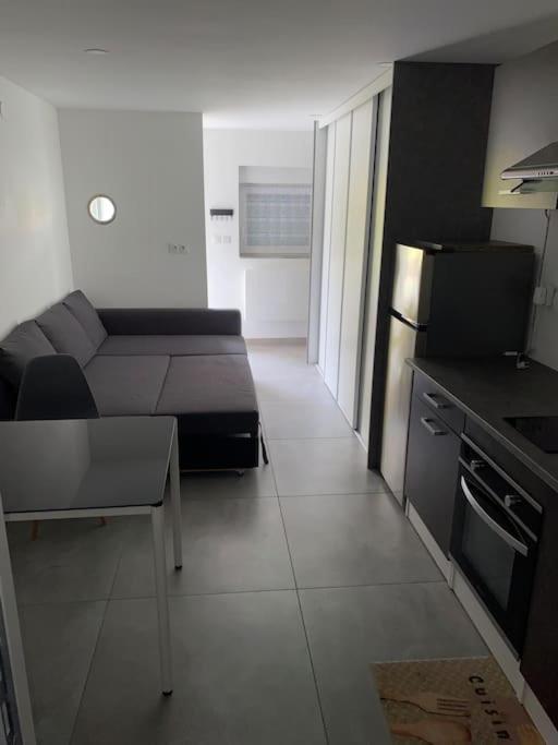 Studio moderne entièrement rénové.