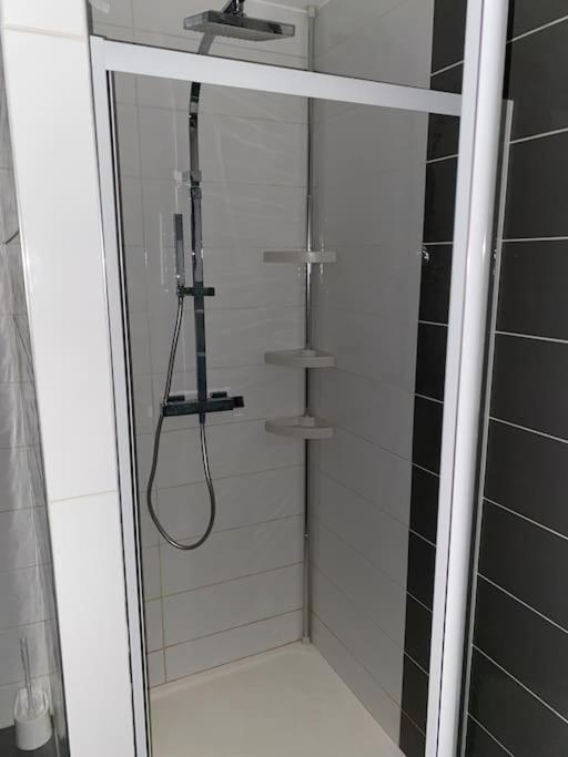 Studio moderne entièrement rénové.