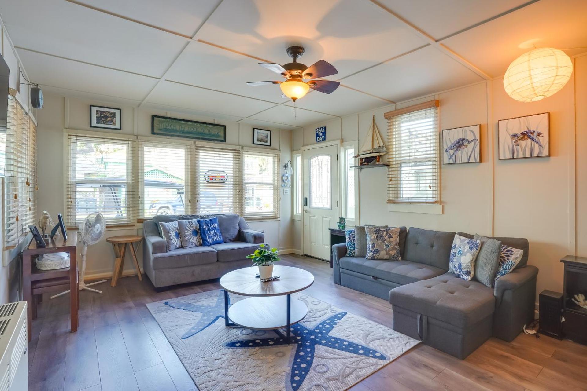 Steps to Beach and Bites Catalina Island Retreat!