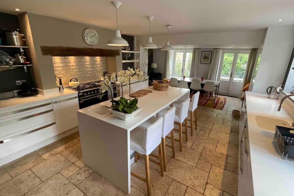 Large 4 bed house in Malmesbury, great for big families