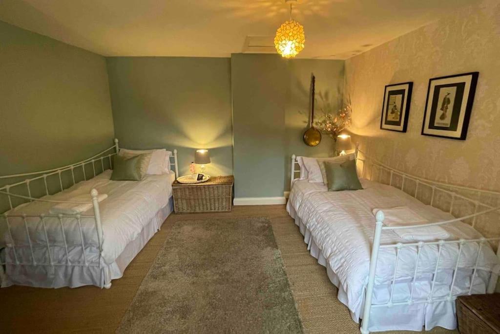 Large 4 bed house in Malmesbury, great for big families