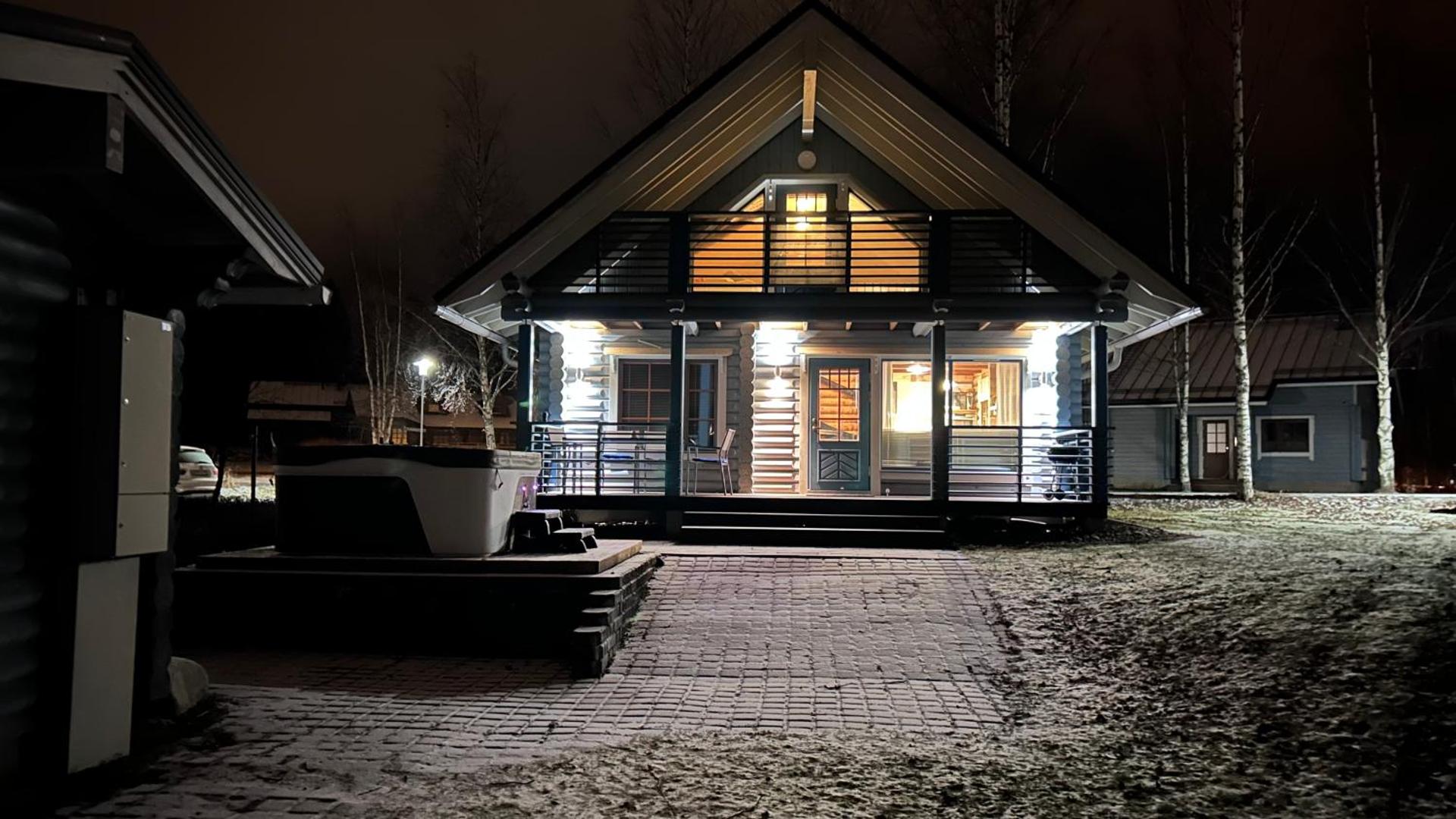 Villa Laakson Helmi 1 с камином, сауной, SPA, на берегу озера