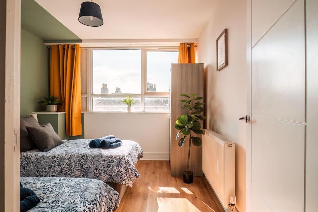 Newley Decorated Central Maidstone Flat, Sleeps 4