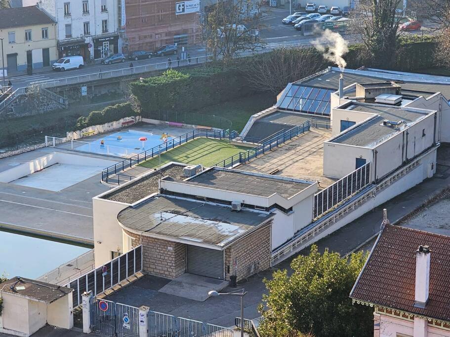 Renovated 2-Bed Apartment 2 min from Lyon