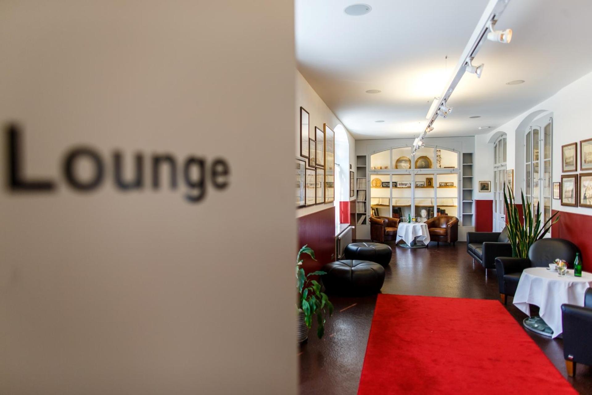 Communal lounge/ TV room