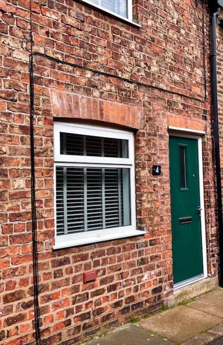 4@No.4. A cosy spot for 4 and one furry friend