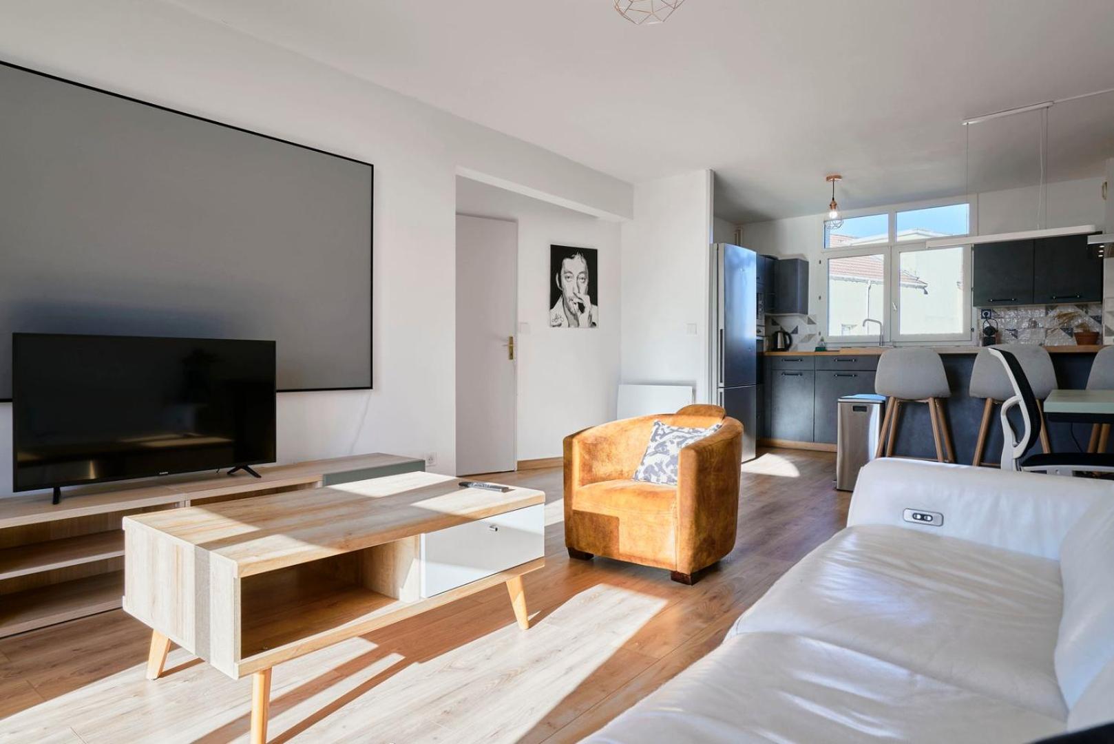 Bright apartment in hypercenter with parking