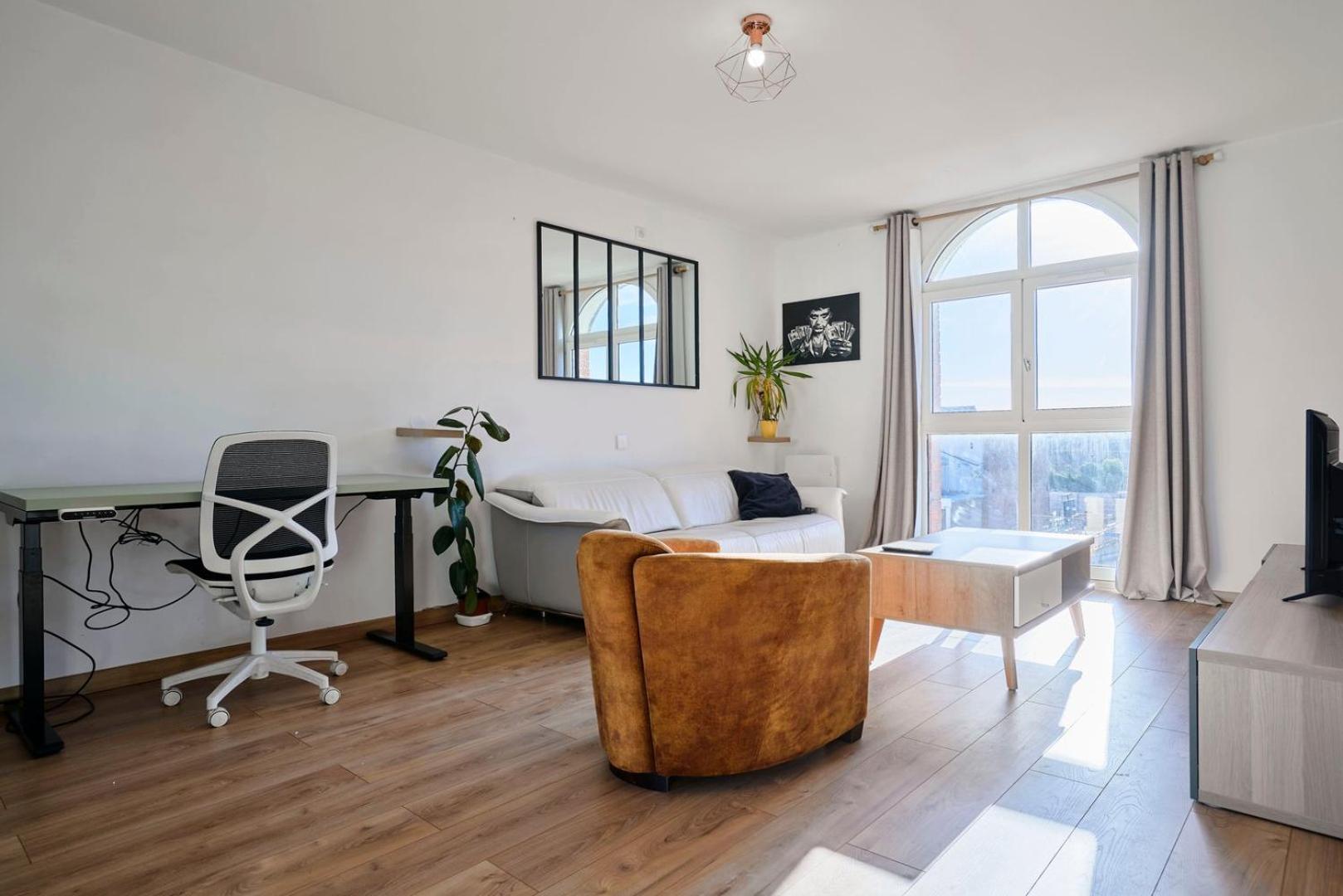 Bright apartment in hypercenter with parking