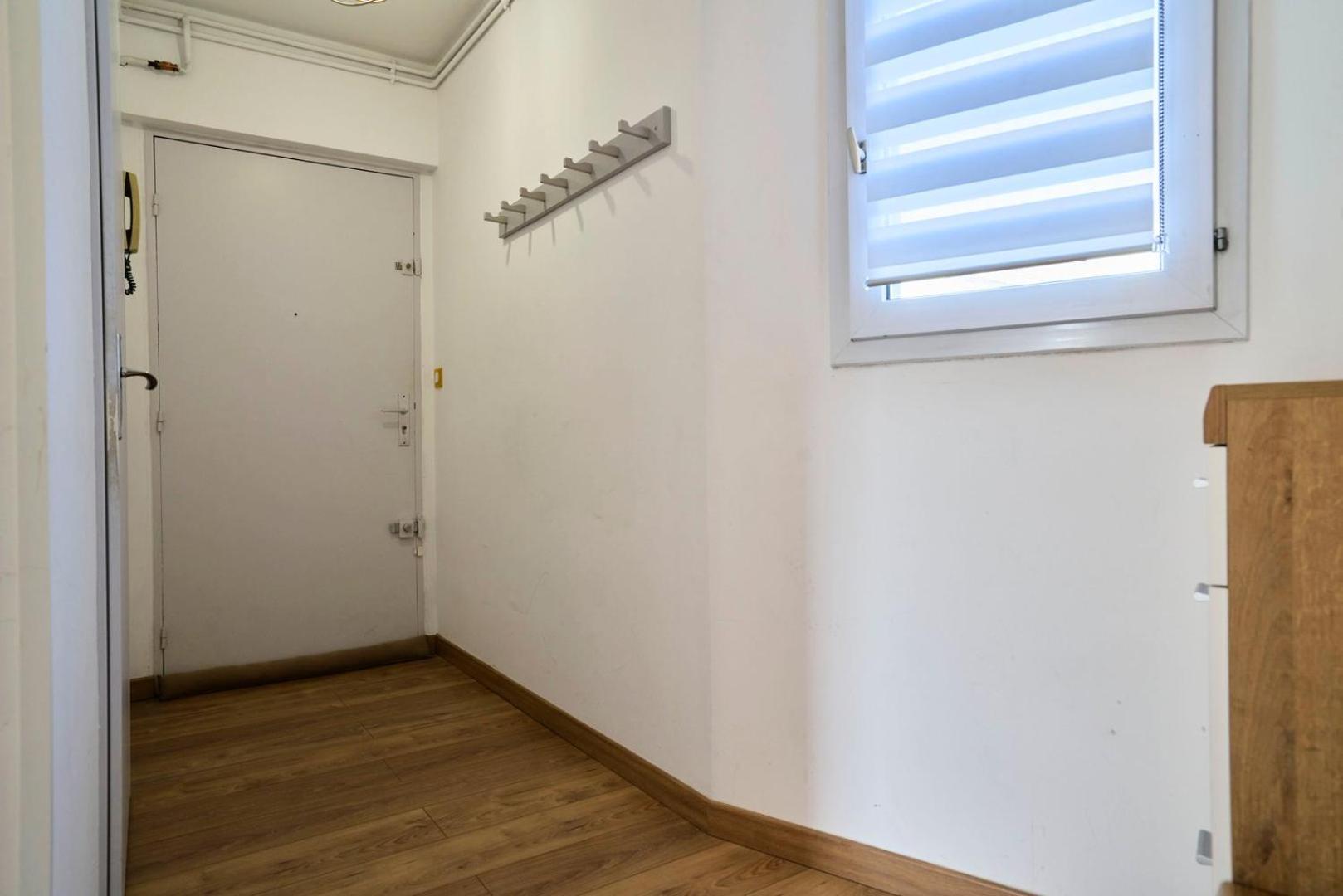 Bright apartment in hypercenter with parking