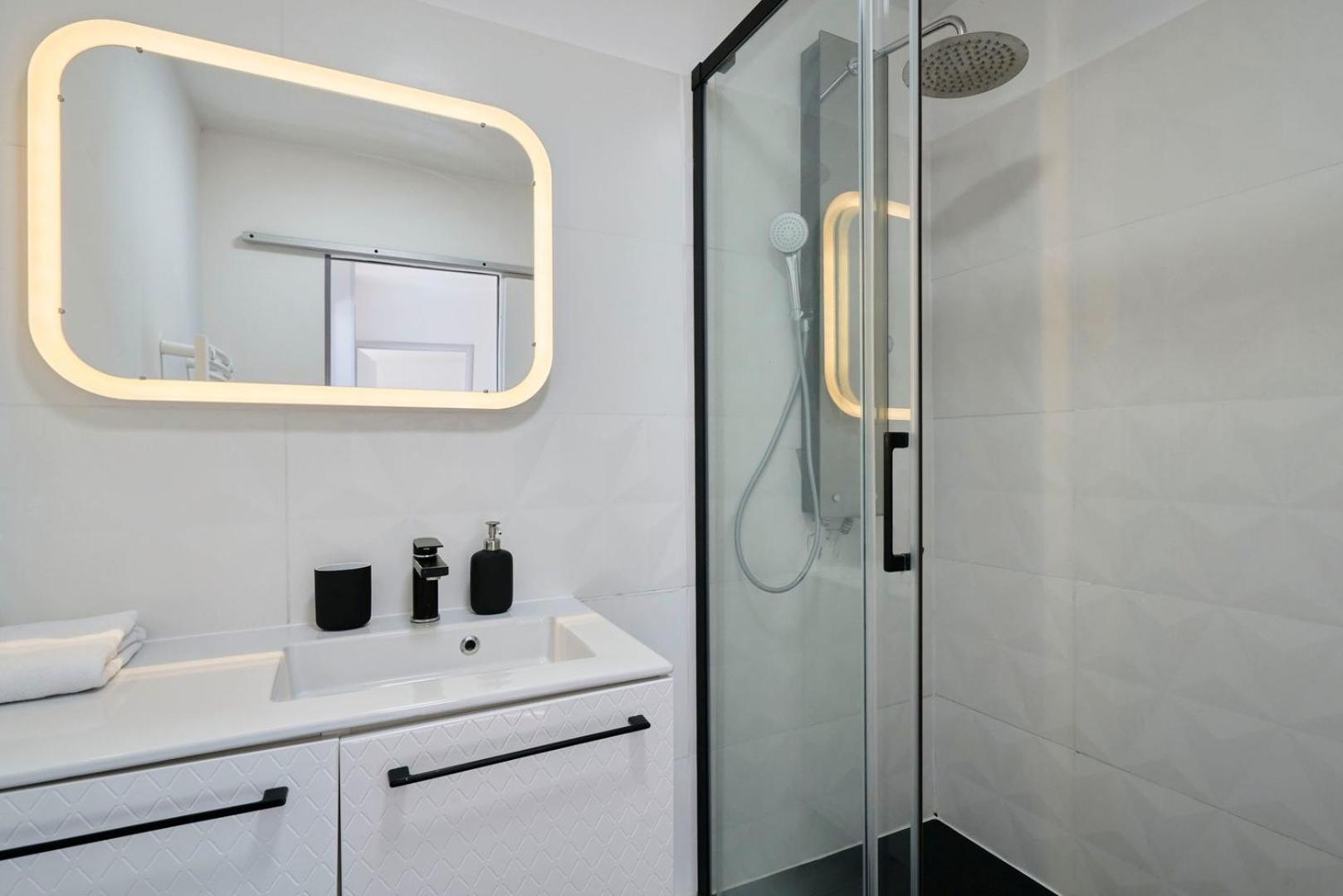 Bright apartment in hypercenter with parking