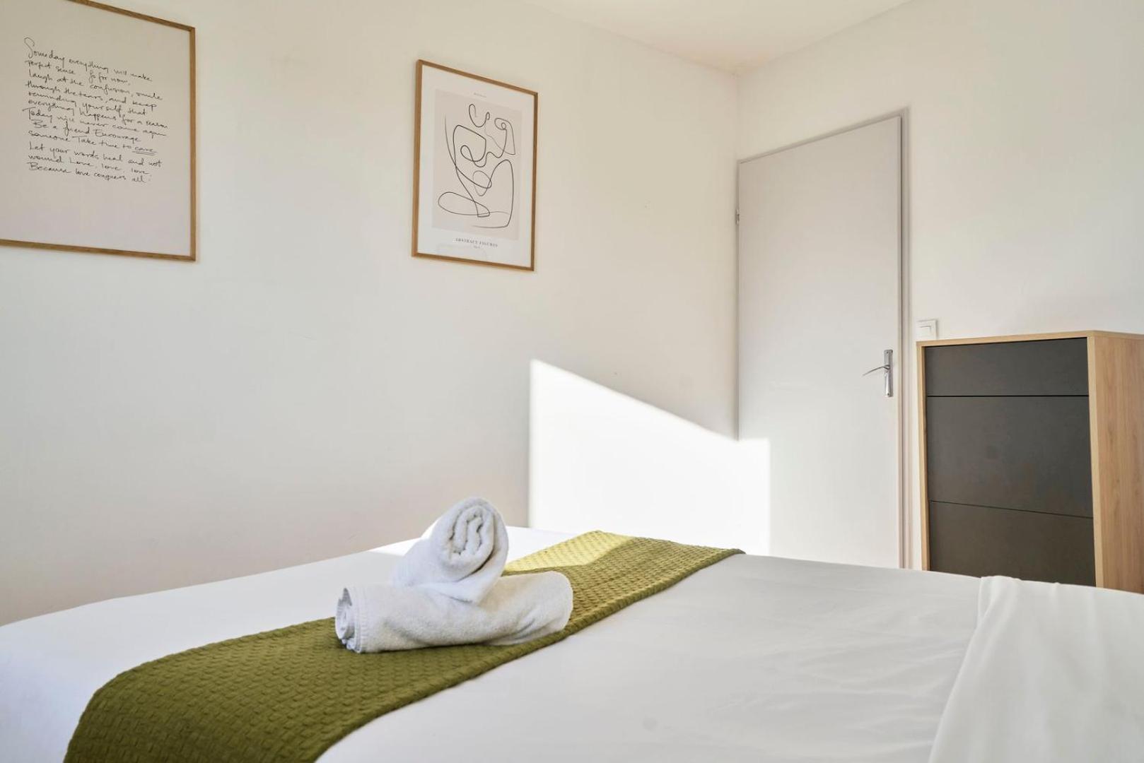 Bright apartment in hypercenter with parking