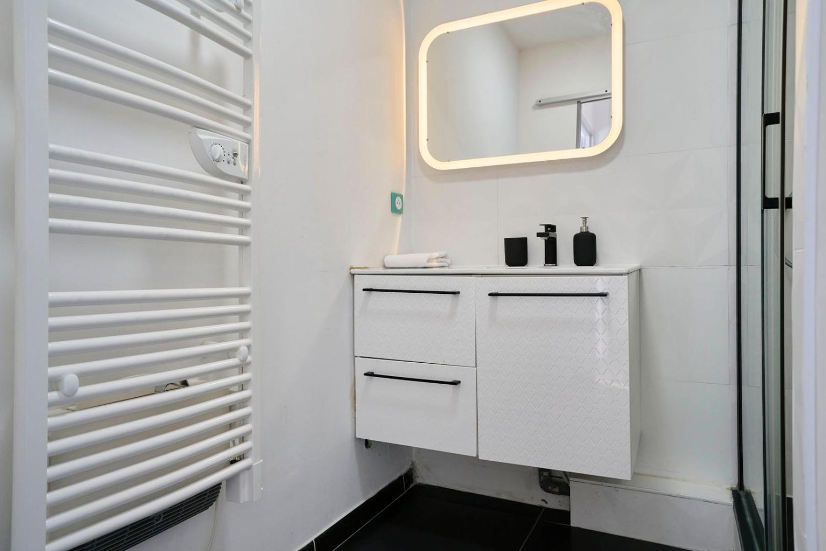 Bright apartment in hypercenter with parking