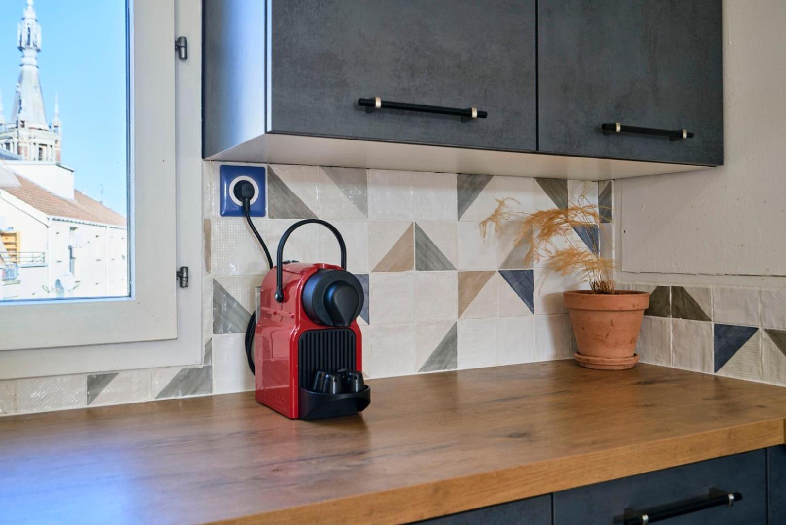 Bright apartment in hypercenter with parking