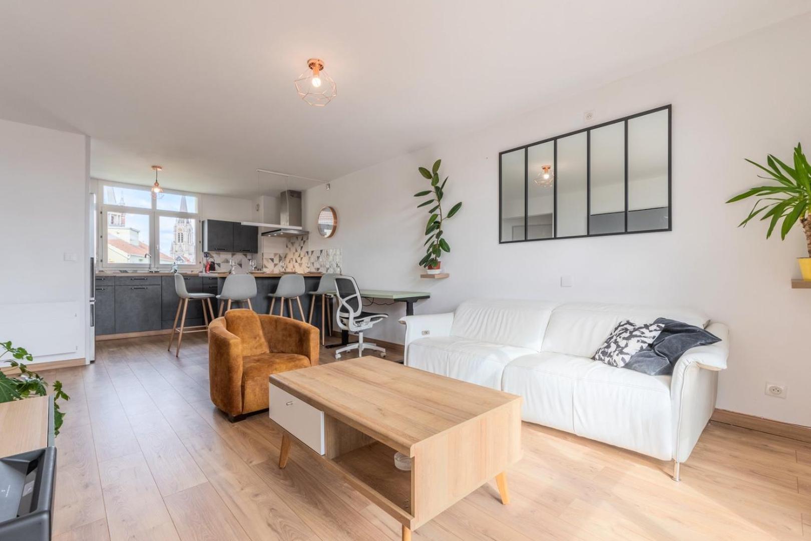 Bright apartment in hypercenter with parking