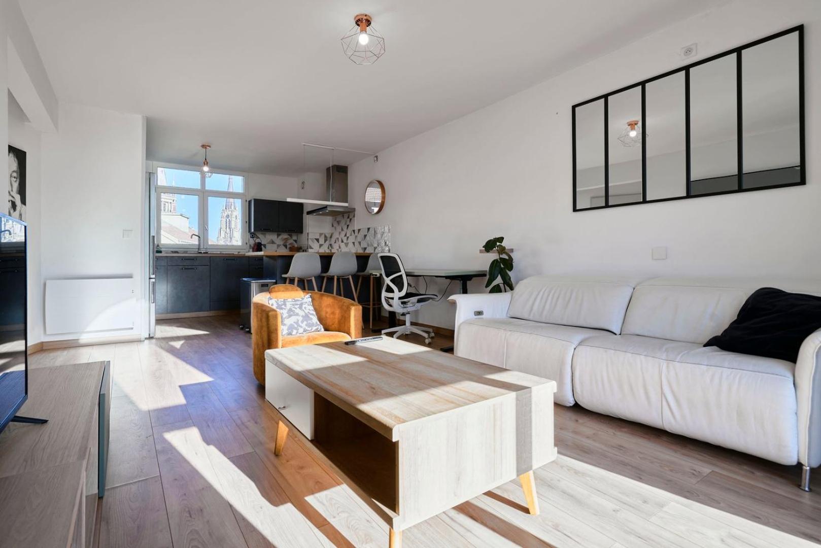 Bright apartment in hypercenter with parking