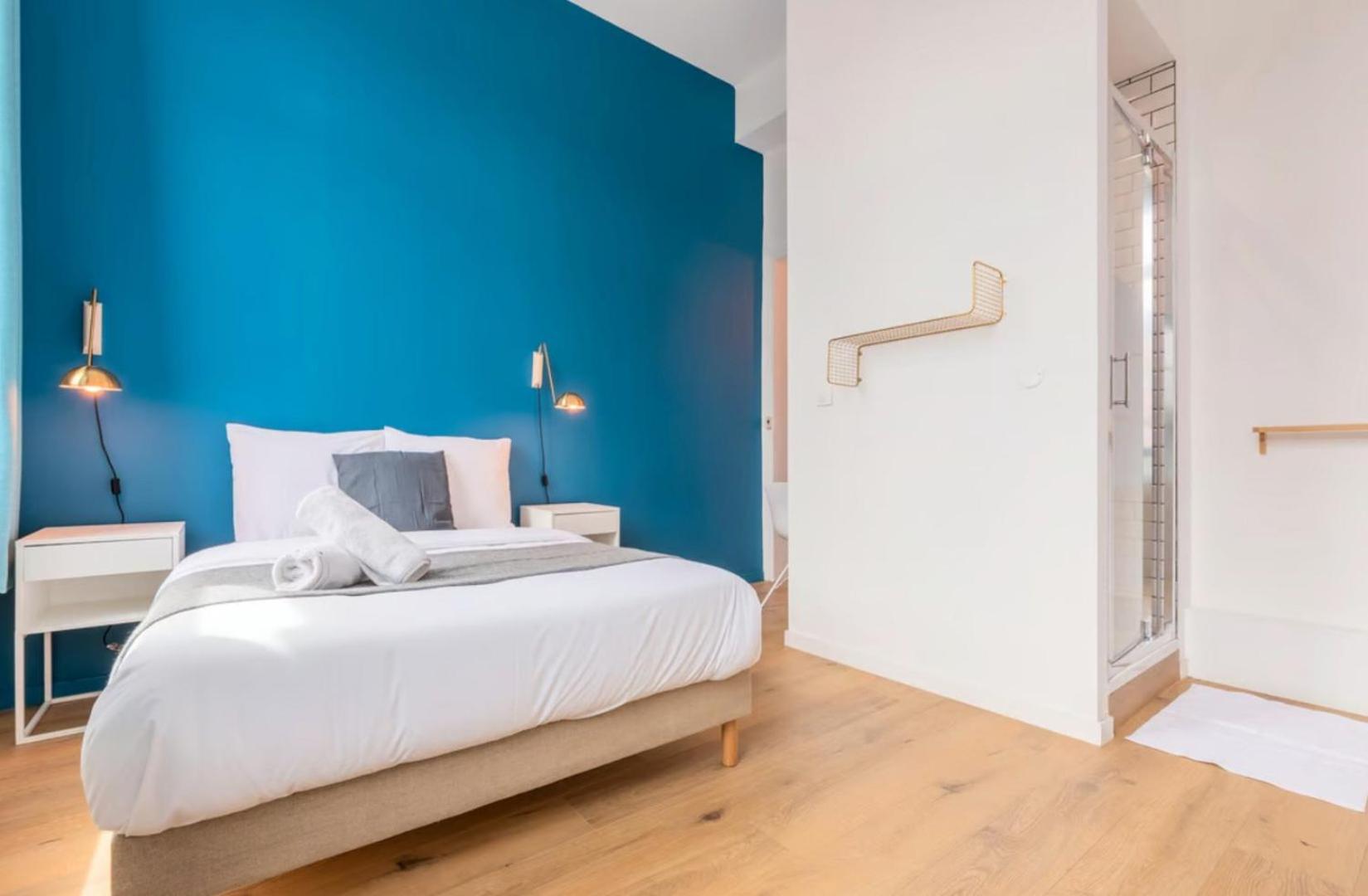 Spacious house 11 bedrooms 8 bathrooms 22 people.