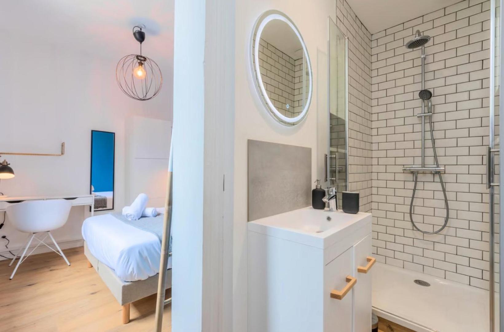 Spacious house 11 bedrooms 8 bathrooms 22 people.