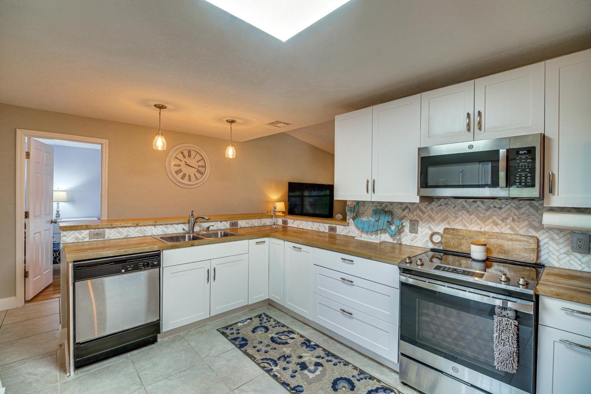 Lovely Merritt Island Home with Kayak and Fire Pit!