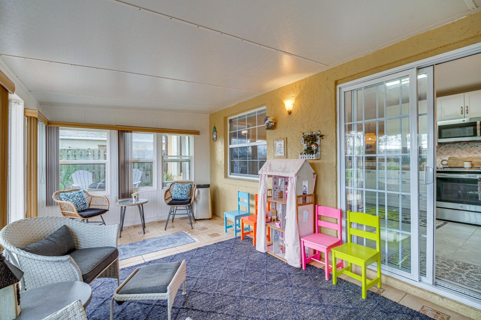 Lovely Merritt Island Home with Kayak and Fire Pit!